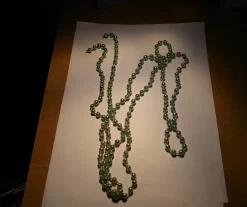 Tradera 4. Delar av smycken trasigt blått pärlhalsband ca 162 cm långt> Smykketilbehør