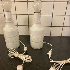 Tradera 2 identiska bordslampor i vitt glas med reliefdekor| Lamper