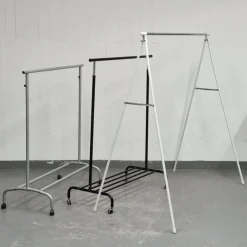 Tradera 3 st. Klädhängare i metall - Display - Klädställningar| Møbler