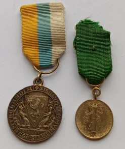 Tradera 2 st miniatyr Ordnar Jämtlands Läns Fornby Silver mm. Ut 1:-| Andre Mønter & Sedler