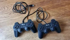 Tradera 2 st Ucom Game handkontroller> Andre Computer- & Tv-spil