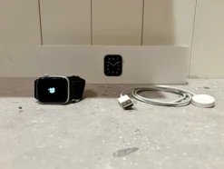 Tradera Apple Watch SE 44mm GPS - Silver Aluminium med Svart armband> Smartwatches