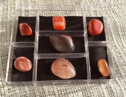 Tradera Ask med trumlade röda stenar : Jaspis , eldagat , solsten osv / ROTCHAKRAT set| New Age