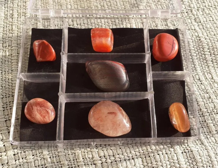 Tradera Ask med trumlade röda stenar : Jaspis , eldagat , solsten osv / ROTCHAKRAT set| New Age