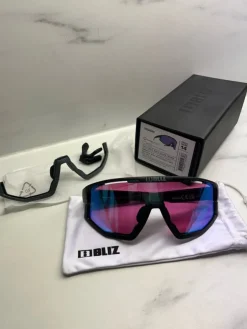 New BLIZ NanoOptics 52101-14N Matt Black Ram med Begonia Blue Multi Lins Solbriller