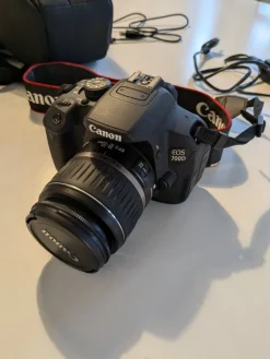 Tradera Canon 700D + tillbehör| Fotokameraer