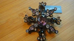 Tradera Dyrberg Kern brosch, svart försilvrad, lilla, vita, gyllene kristaller, oanvänt> Andre Smykker