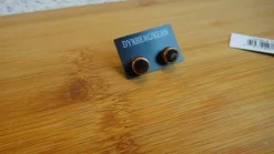 Tradera Dyrberg Kern örhängen, NOBLE, koppar, facetterad vinröd kristall, oanvänt> Øreringe