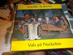 Tradera EN LP SKIVA MED THORD ÅHMAN VALS PÅ NYCKELÖN| Pladeomslag