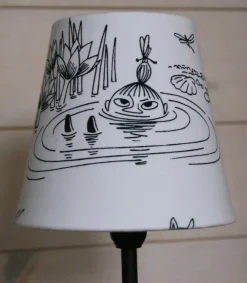Tradera En svart bordslampa med MUMIN/ MOOMIN LILLA MY lampskärm NYSKICK!!| Lamper