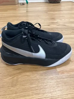 Tradera Fina basketskor/sportskor från Nike, 'Team Hustle D 10' i storlek 36,5!> Basket