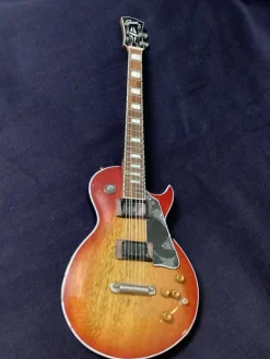 Tradera Gibson Les Paul Miniatyrgitarr OBS OBS OBS 25 cm Prydnad för dekoration display| Merchandise