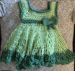 Tradera Grön dockklänning, handvirkad 30 cm| Baby, Børn & Leg