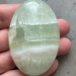 Tradera Grön Kalcit Ädelsten Samlarobjekt, Dekorativ, Handsten, Palmstone ca 83 g> Ædelsten