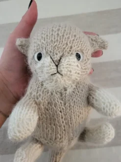 Tradera Handstickad beige katt| Baby, Børn & Leg