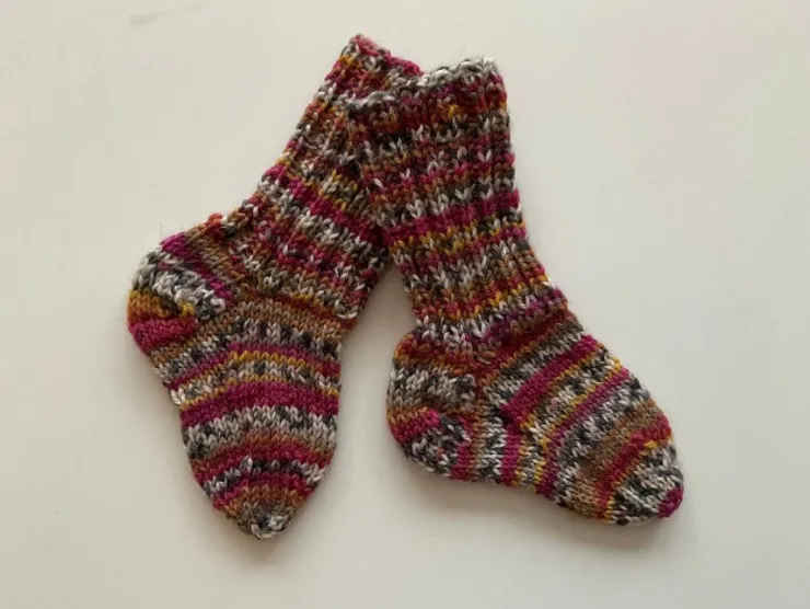 Tradera Handstickade raggsockor till baby, bebis, storlek 15/17| Baby, Børn & Leg