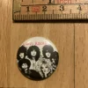 Tradera HANOI ROCKS - GROUP - KNAPP / BUTTON - NÅL / PIN - FRÅN 1980 TALET SAMFRAKTAR| Merchandise