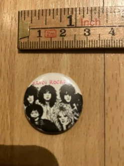 Tradera HANOI ROCKS - GROUP - KNAPP / BUTTON - NÅL / PIN - FRÅN 1980 TALET SAMFRAKTAR| Merchandise