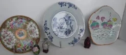Clearance Kinesiska porslinstallrikar, vas och figurin. Orientalsk Kunst Og Porcelæn