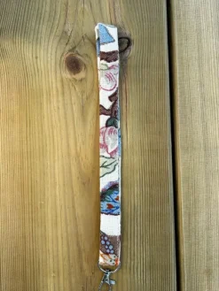 Tradera KORT NYCKELBAND I TYG FRÅN SVENSKT TENN, MÖNSTER FRÅN G P & J BAKER / MAGNOLIA| Tilbehør