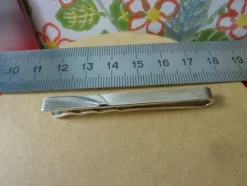 Tradera Äkta silver 830 S RA stämpel slipsnål slipshållare vikt 6 gram 56mm> Slipsenåle