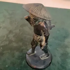 Clearance Äldre bronsfigur - jägare med byte på rygg, Vietnam, Kina ? 12 cm Orientalsk Kunst Og Porcelæn