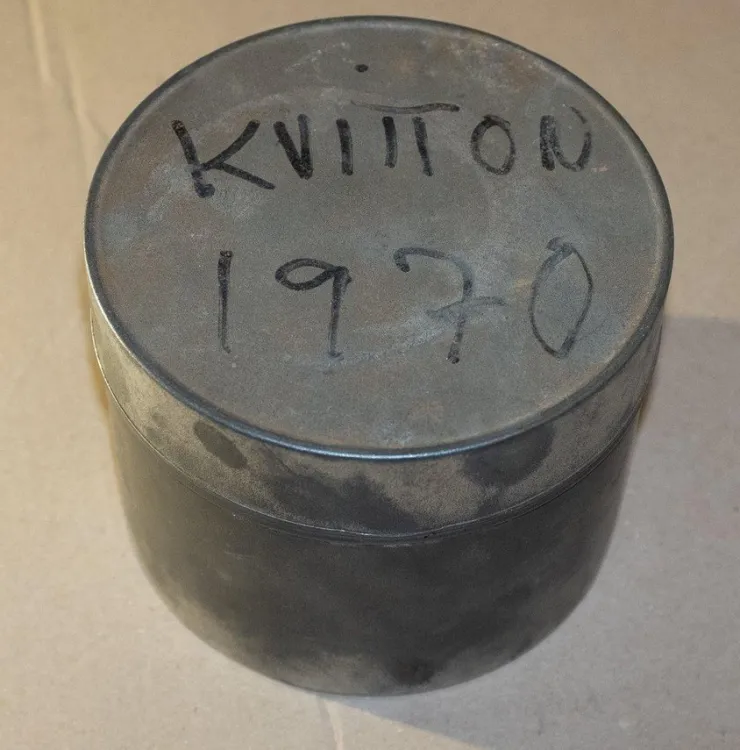 Tradera Äldre burk i plåt - vintage retro antik plåtburk filmburk filmrekvisita| Fotofremkaldelse & Mørkekammer