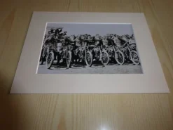 Tradera Äldre Harley-Davidson motorcyklar i fotografi med passepartout> Mobilia