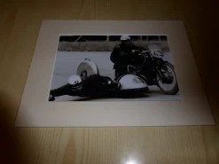 Tradera Äldre motorcykel TT fotografi med passepartout> Mobilia