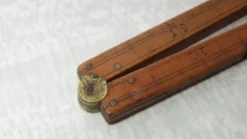 Best Sale ÄLDRE MÅTTSTOCK - MINIATYR / TRÄ - MÄSSING Kuriosa