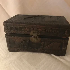 New Äldre SKRIN Kina 1900 tal. Snidat i trä. Mässingsbeslag. 23 x14x12 cm Orientalsk Kunst Og Porcelæn