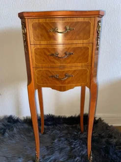 Tradera Äldre Snygg liten byrå| Møbler