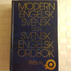Online Modern engelsk-svensk och svensk-engelsk ordbok, utgiven av Prisma, 1987. Encyklopædier & Leksikon