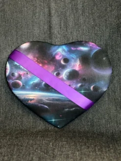 Tradera Märkestavla för simmärken/smycken Planet /Lila satin| Andet Håndlavet