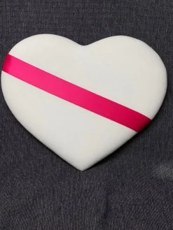 Tradera Märkestavla för simmärken/smycken vit/ knallrosa satin| Andet Håndlavet