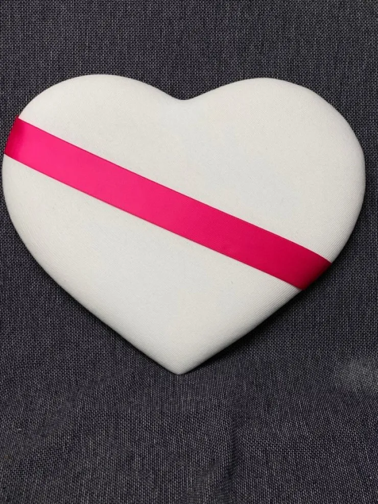 Tradera Märkestavla för simmärken/smycken vit/ knallrosa satin| Andet Håndlavet