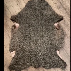 Tradera Mörkgrå fårskinn från Gotland| Andet Håndlavet