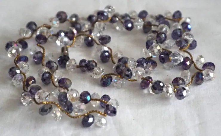 Tradera Mycket fin lång halsband med fina kontrast färger.| Smykker