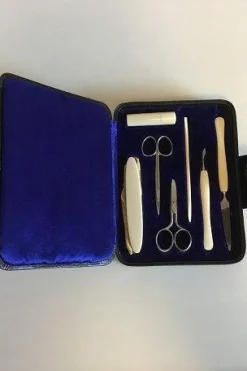 Best Sale Neglesæt/Pedicuresæt i etui beklædt med sort skai. Skafter af ben Orientalsk Kunst Og Porcelæn