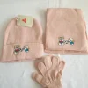 Fashion NY BABY SET MÖSSA, SJAL OCH VANTAR STORLEK FRÅN 0-3 ÅR Sjaler & Halstørklæder