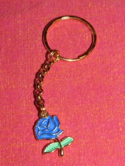 Tradera Nyckelring med blå ros av emalj/zinklegering/rostfritt stål.| Tilbehør