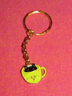 Tradera Nyckelring med katt i kopp av emalj/rostfritt stål.| Tilbehør