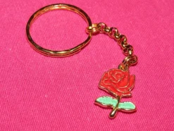 Tradera Nyckelring med röd ros av emalj/zinklegering/rostfritt stål.| Tilbehør