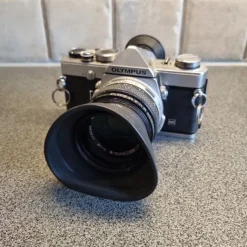 Tradera Olympus OM-1 kamera med 50mm objektiv| Fotokameraer