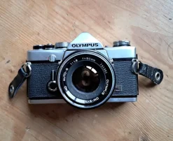 Tradera Olympus OM-1 med normal optik, Repobjekt.| Fotokameraer