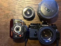 Tradera Olympus OM-System kamera med tillbehör| Fotokameraer