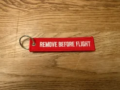 Tradera Remove before flight - nyckelring, ny> Fly