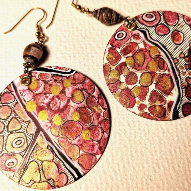 Tradera Örhängen abstrakt handmålat och en handgjord pärla.| Smykker