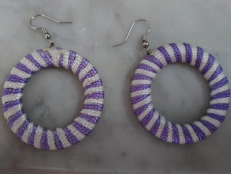 Tradera örhängen 80-tal VITT /LILA Diameter ca 4,7 cm> Øreringe