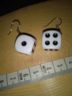 Tradera Örhängen Tärningar vit Rockabilly Raggare> Øreringe